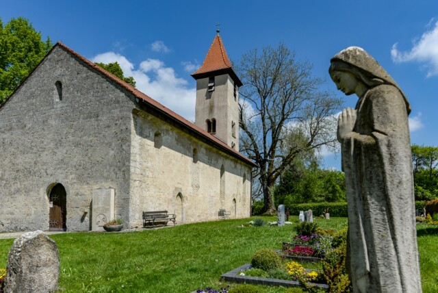 Kirche St. Michael mit Friedhof in Albstadt-Burgfelden