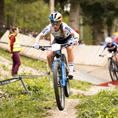Pauline Ferrand-Prevot hebt in den Albstadt Waves ab - 2022 UCI Mountain Bike World Cup